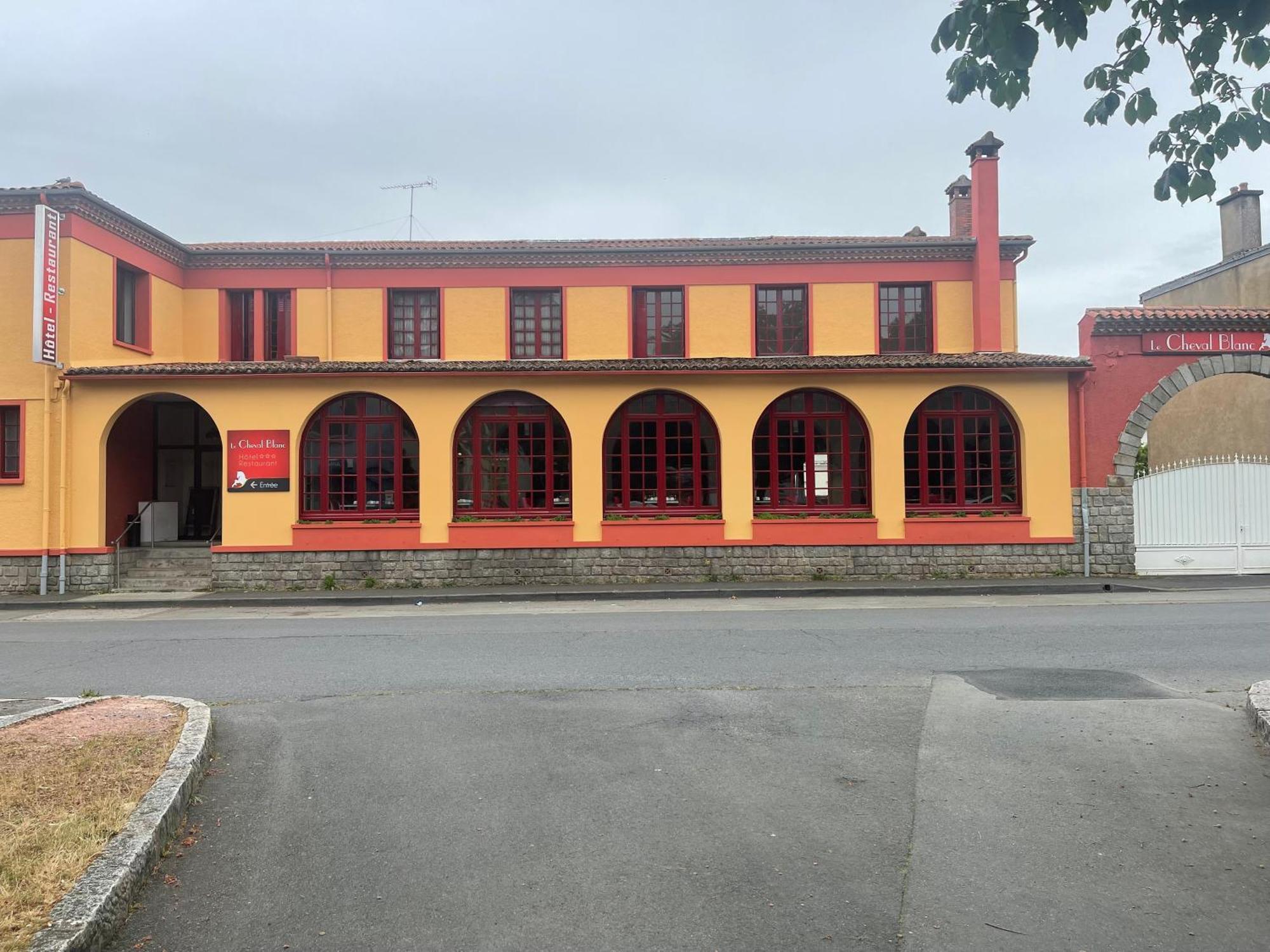 Cerizay Hotel Du Cheval Blanc מראה חיצוני תמונה